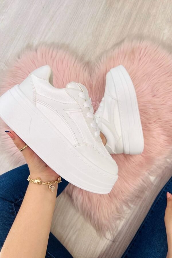 Tenis Nova en tono blanco marfil, diseño alto, elegante y versátil. Horma nacional. Tallas 35 a 39.