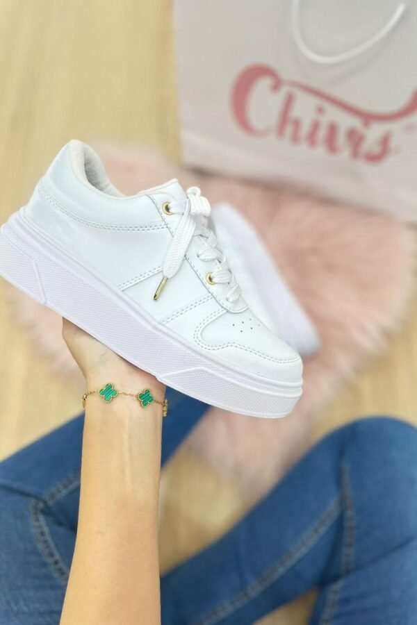 Tenis Soho blanco con suela baja, horma nacional, detalle de ojal dorado. Disponible en tallas 35 a 39.