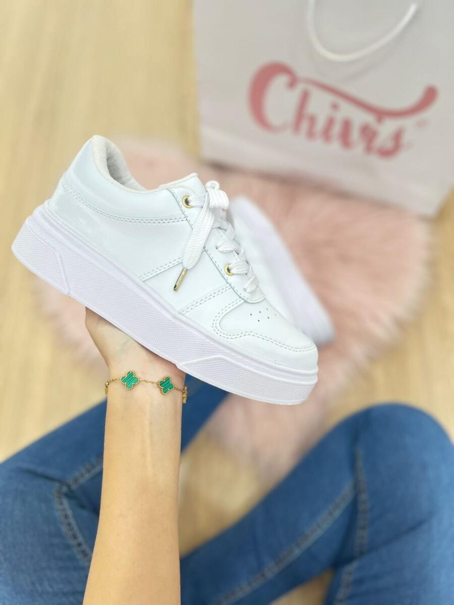 Tenis Soho blanco con suela baja, horma nacional, detalle de ojal dorado. Disponible en tallas 35 a 39.