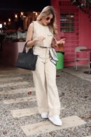 Blusa Eva en denim beige, diseño básico con bolsillo frontal.