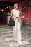 Blusa Eva en denim beige, diseño básico con bolsillo frontal.