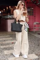 Blusa Eva en denim beige, diseño básico con bolsillo frontal.