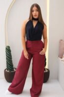 Blusa Aria en acetato doble tela, con diseño drapeado, tira al cuello y detalle de realce en el escote. Disponible en tallas S y M.