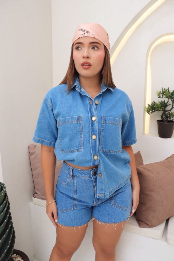 Blusa Cleo en denim semirrígido tipo camisera, manga corta y estilo semi oversize – Tallas S, M, L y XL.