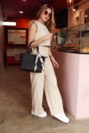 Blusa Eva en denim beige, diseño básico con bolsillo frontal.