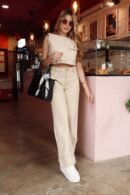 Blusa Eva en denim beige, diseño básico con bolsillo frontal.