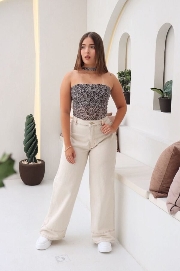 Blusa Nuvia en velo estampado de leopardo, ajustada al cuerpo y de estilo moderno.