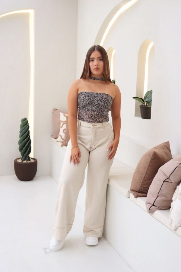 Blusa Nuvia en velo estampado de leopardo, ajustada al cuerpo y de estilo moderno.