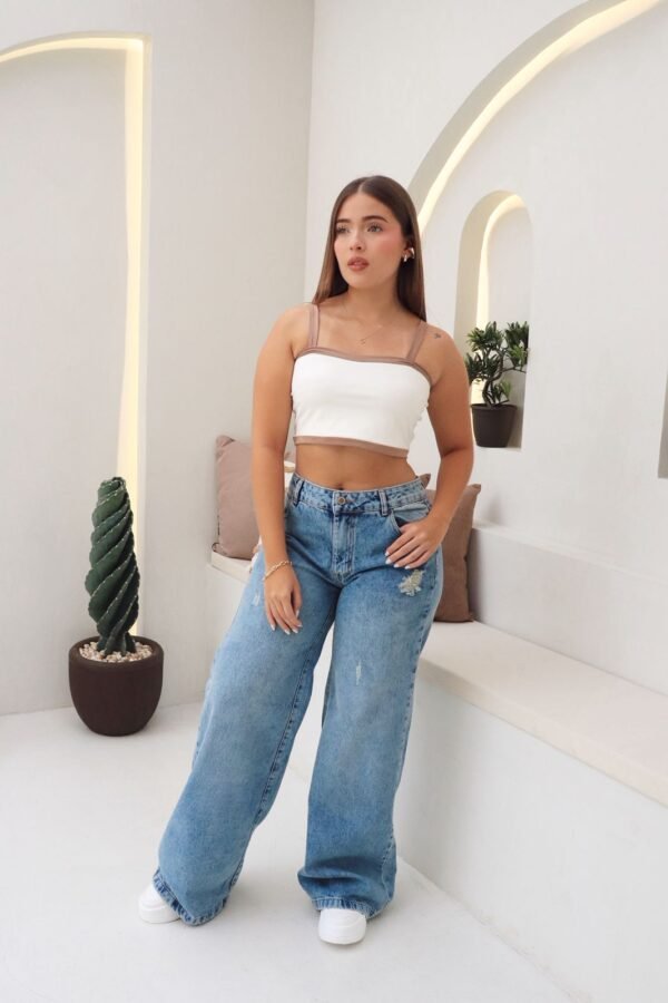 Top básico de tiras TINA en acetato, corte ajustado y minimalista.