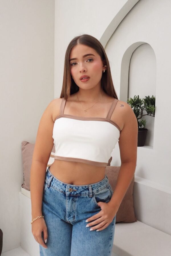 Top básico de tiras TINA en acetato, corte ajustado y minimalista.
