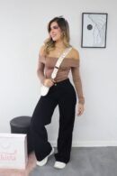 Buzo Kapa elaborado en acetato, cuello bandeja con doblez superior, elegante y cómodo.