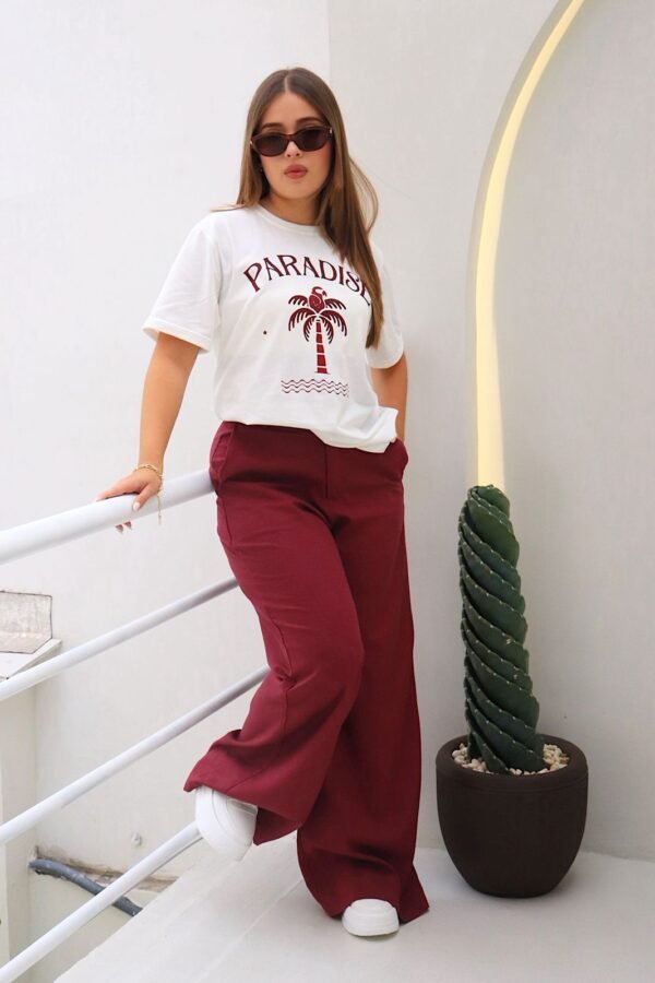 Camiseta oversize en algodón licrado suave con estampado exclusivo, corte amplio y fit relajado.