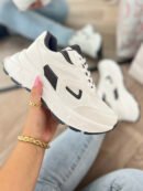 Tenis Alma negros con detalles blancos, cómodos y en tendencia, estilo urbano y moderno.