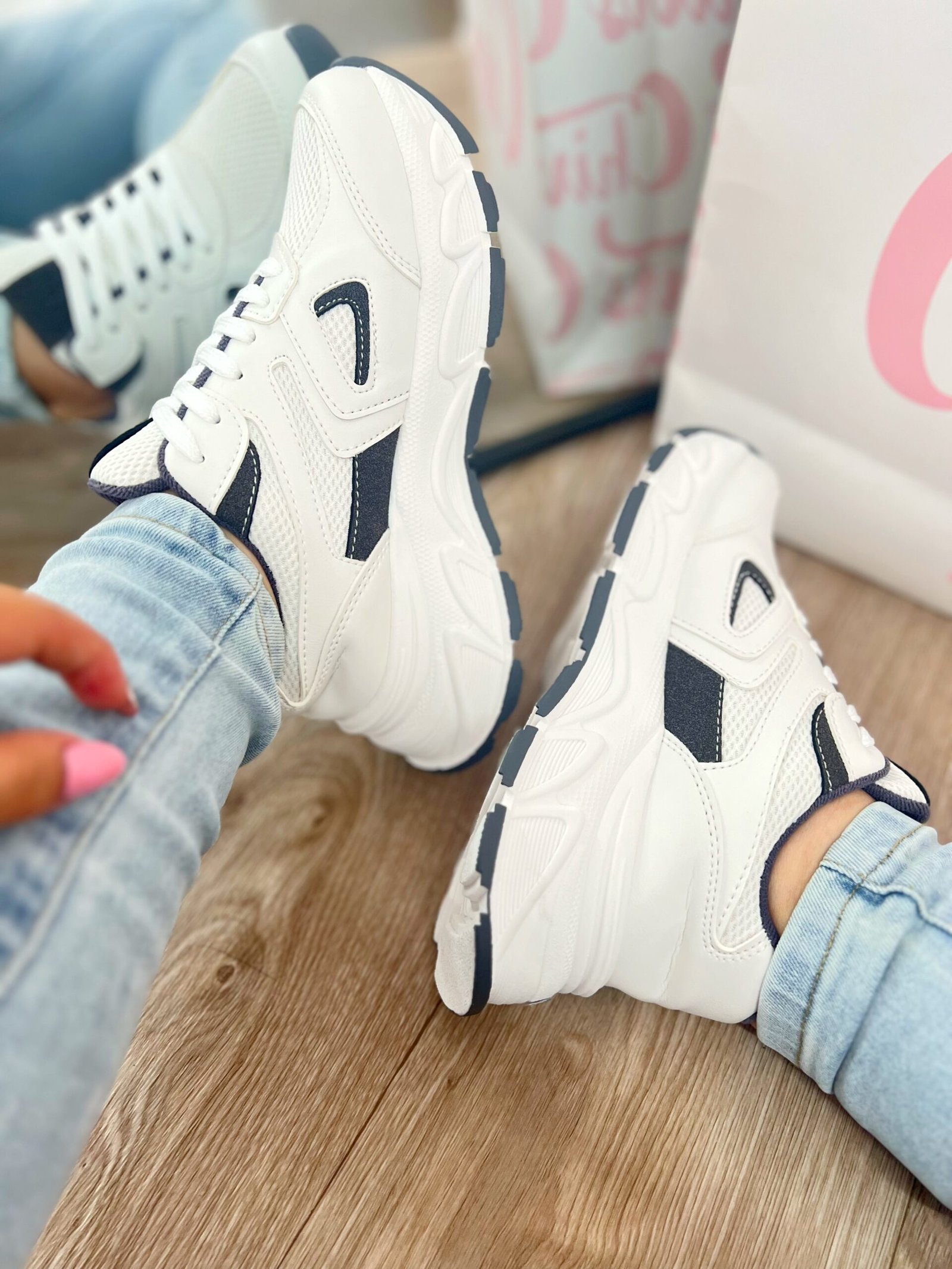 Tenis Alma negros con detalles blancos, cómodos y en tendencia, estilo urbano y moderno.