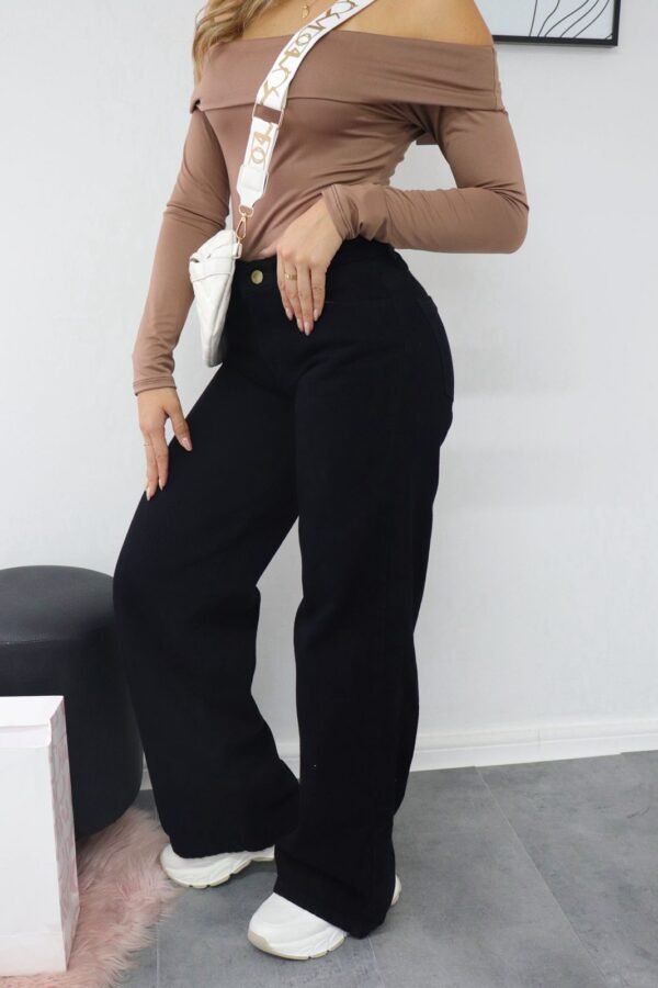 Jean Nina negro wide leg, clásico y liso, elaborado en denim rígido.
