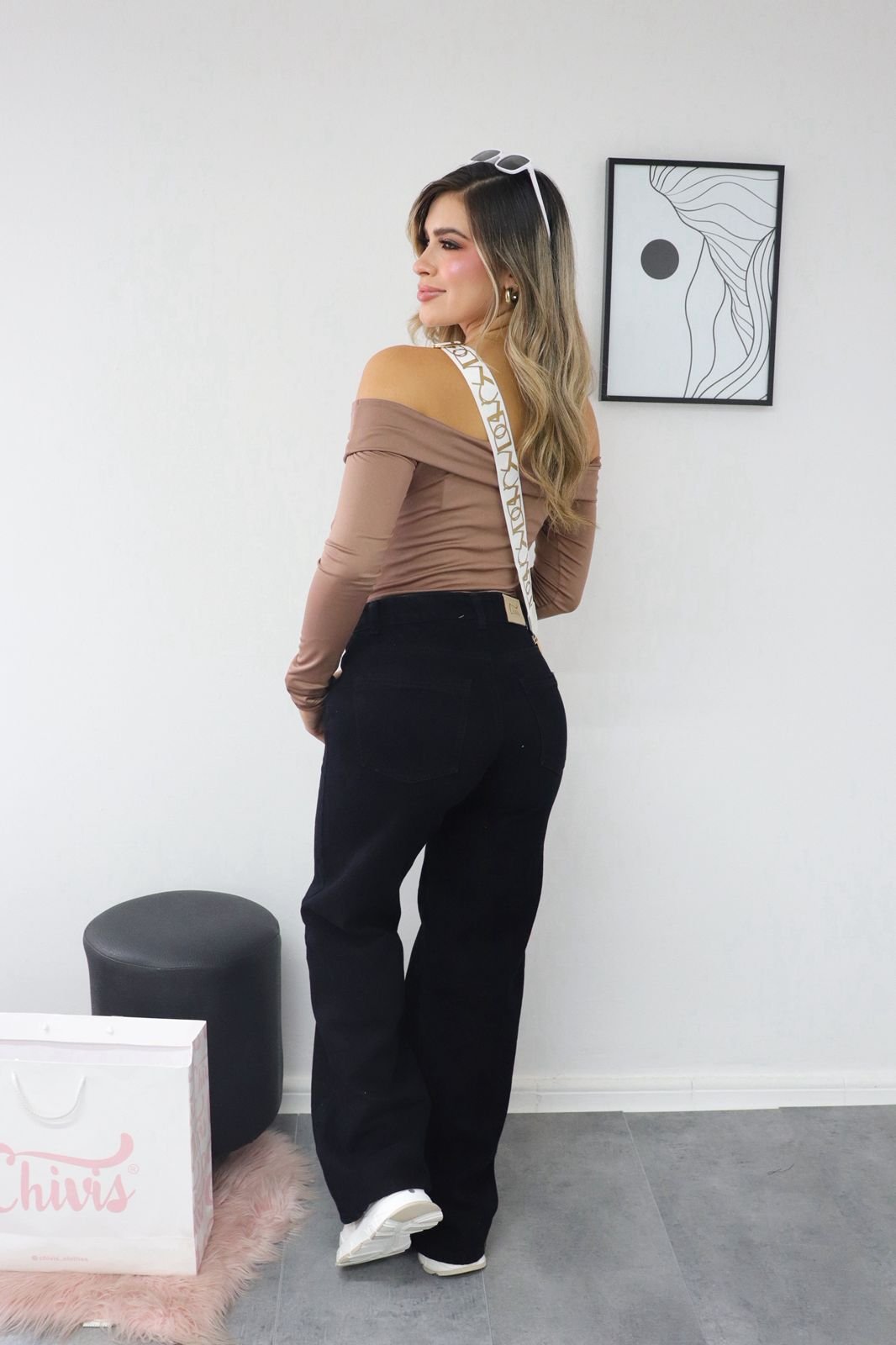 Jean Nina negro wide leg, clásico y liso, elaborado en denim rígido.