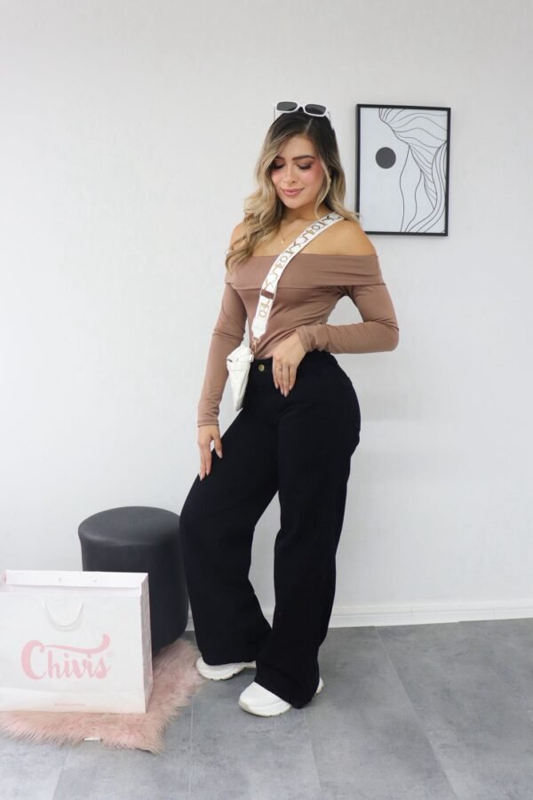 Jean Nina negro wide leg, clásico y liso, elaborado en denim rígido.