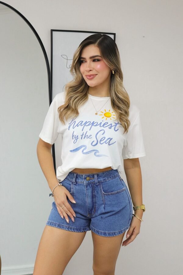 Camiseta oversize en algodón licrado suave con estampado exclusivo, corte amplio y fit relajado.