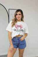 Camiseta oversize en algodón licrado suave con estampado exclusivo, corte amplio y fit relajado.