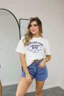 Camiseta oversize en algodón licrado suave con estampado exclusivo, corte amplio y fit relajado.