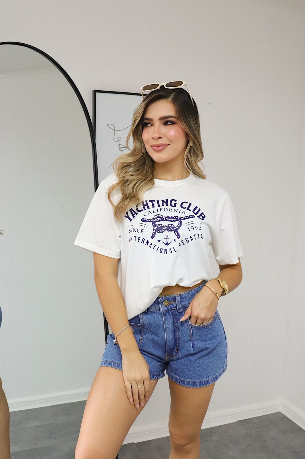 Camiseta oversize en algodón licrado suave con estampado exclusivo, corte amplio y fit relajado.