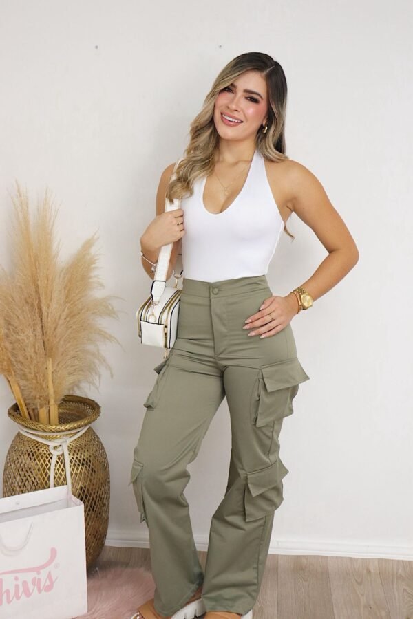 Pantalón Serena tipo cargo en tela Podesua Satín, elegante, cómodo y versátil.