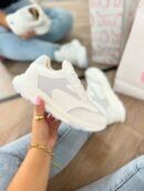 Tenis Amalia blancos con detalles gris claro, estilo sport elegante, cómodos y versátiles, elaborados en material sintético.