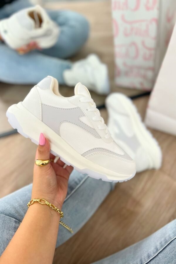 Tenis Amalia blancos con detalles gris claro, estilo sport elegante, cómodos y versátiles, elaborados en material sintético.