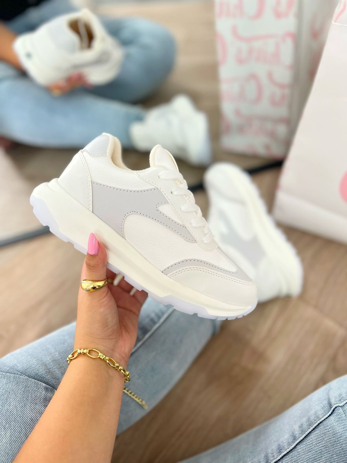 Tenis Amalia blancos con detalles gris claro, estilo sport elegante, cómodos y versátiles, elaborados en material sintético.