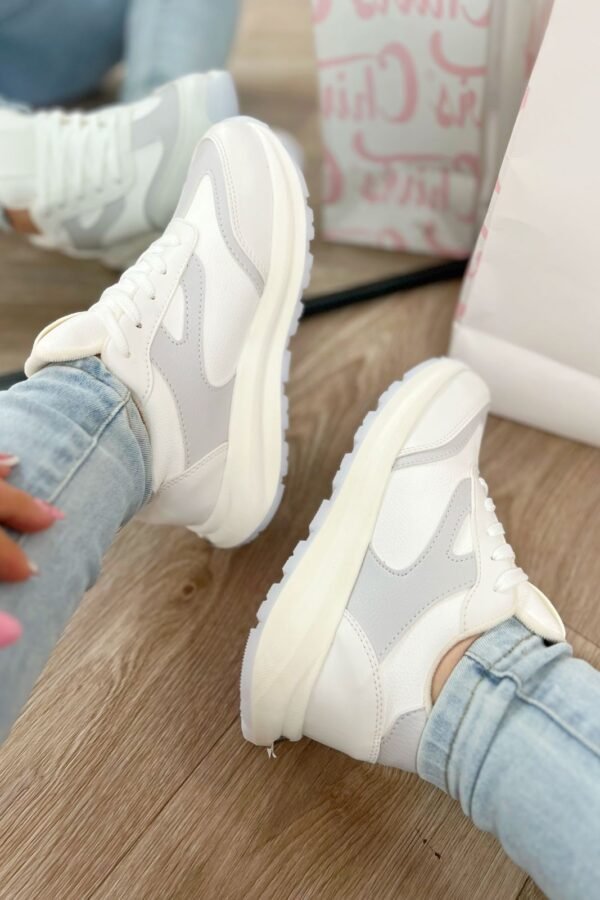 Tenis Amalia blancos con detalles gris claro, estilo sport elegante, cómodos y versátiles, elaborados en material sintético.