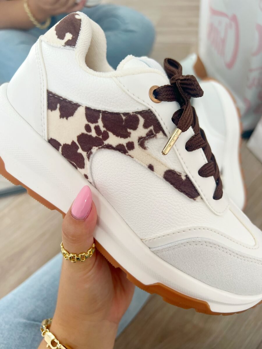 Tenis Amalia Cow en blanco con detalles en beige y gamuza estampada de vaca tono mocca, estilo sport elegante.