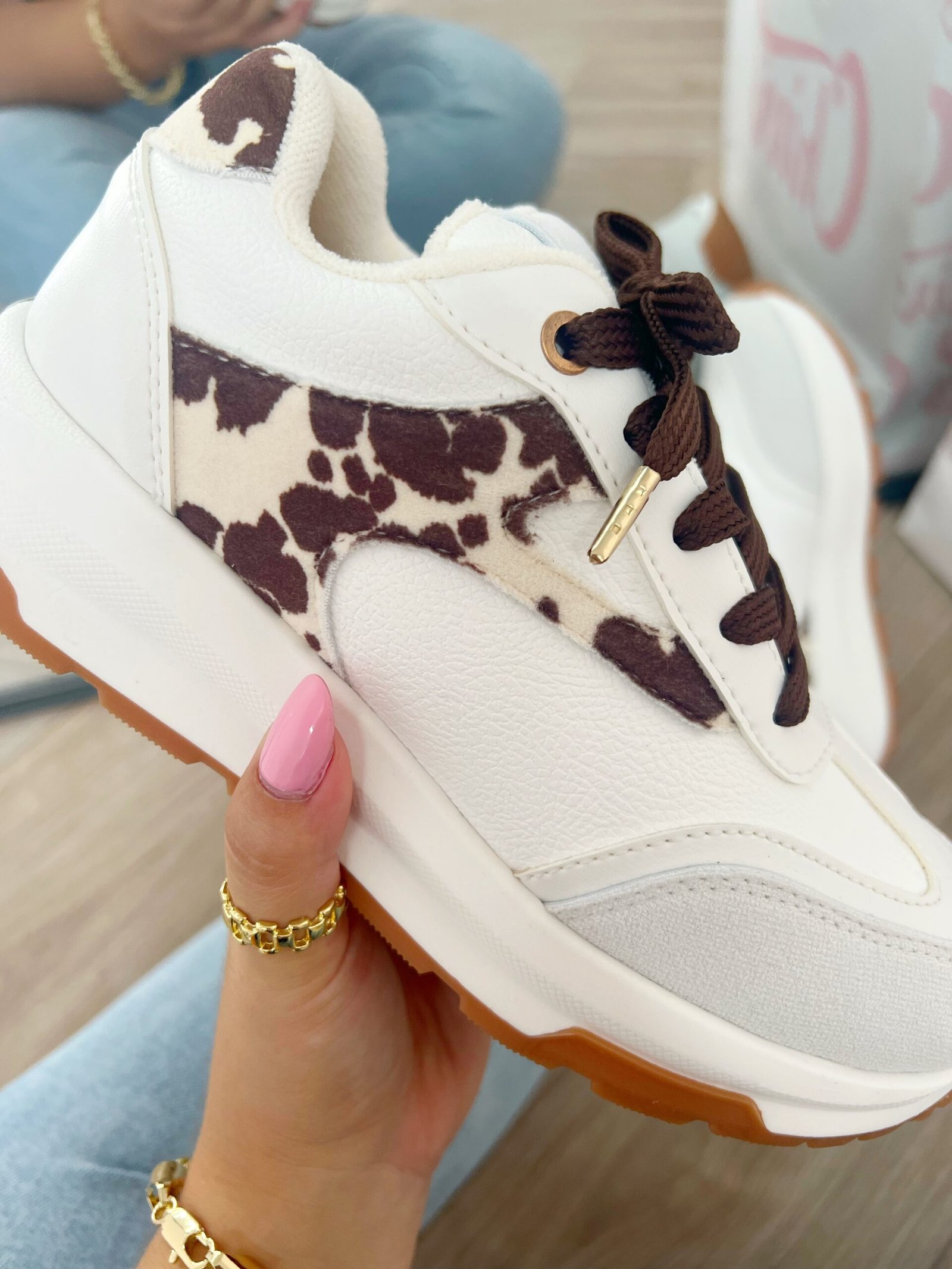 Tenis Amalia Cow en blanco con detalles en beige y gamuza estampada de vaca tono mocca, estilo sport elegante.