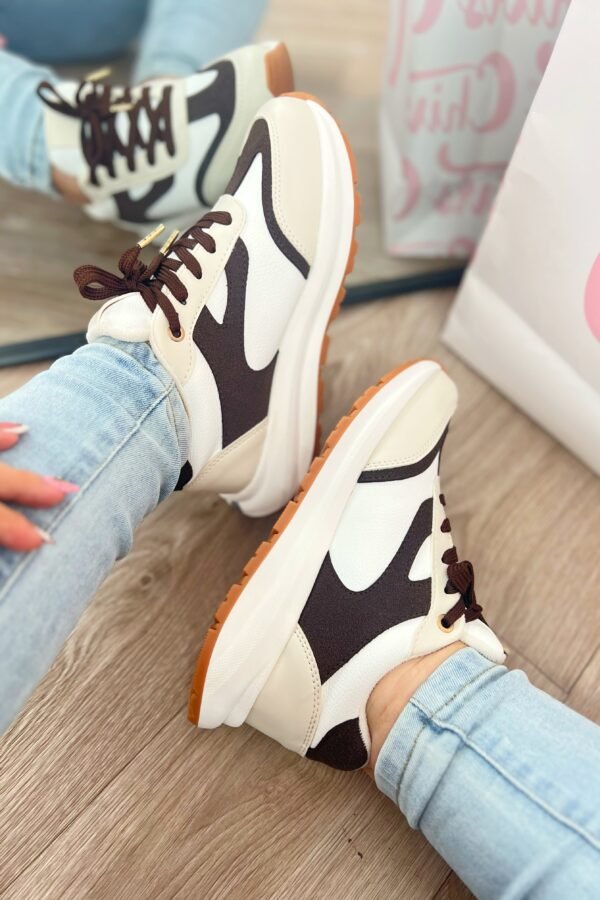 Tenis Amalia blancos con detalles en beige y mocca, estilo sport elegante y versátil.