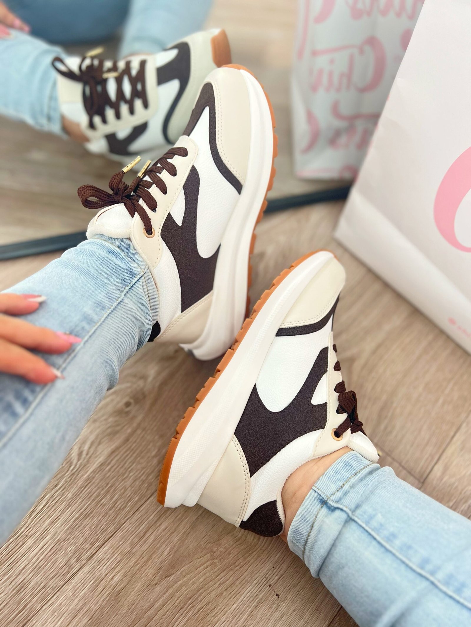 Tenis Amalia blancos con detalles en beige y mocca, estilo sport elegante y versátil.