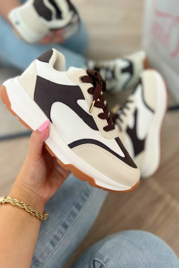Tenis Amalia blancos con detalles en beige y mocca, estilo sport elegante y versátil.