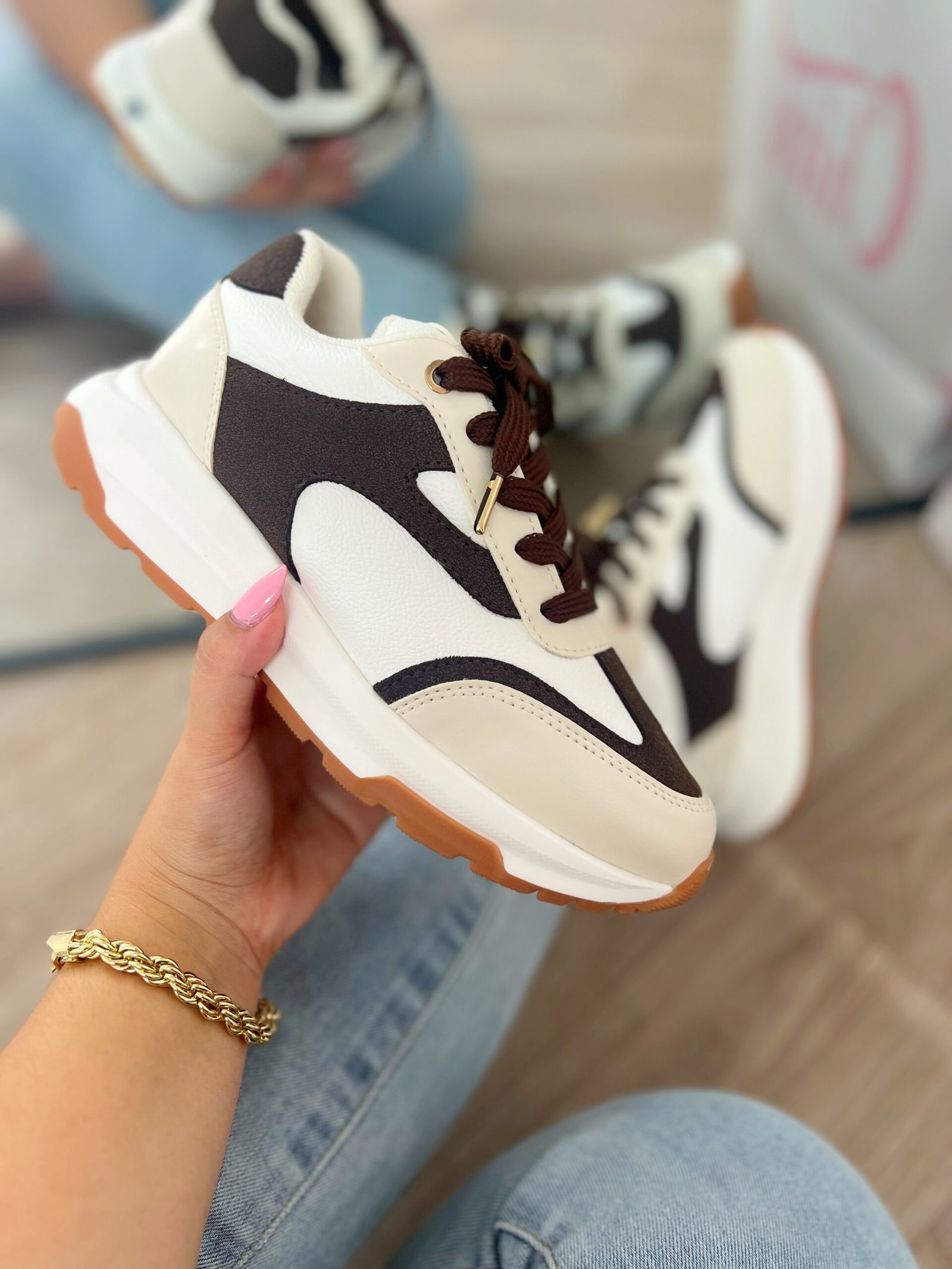 Tenis Amalia blancos con detalles en beige y mocca, estilo sport elegante y versátil.