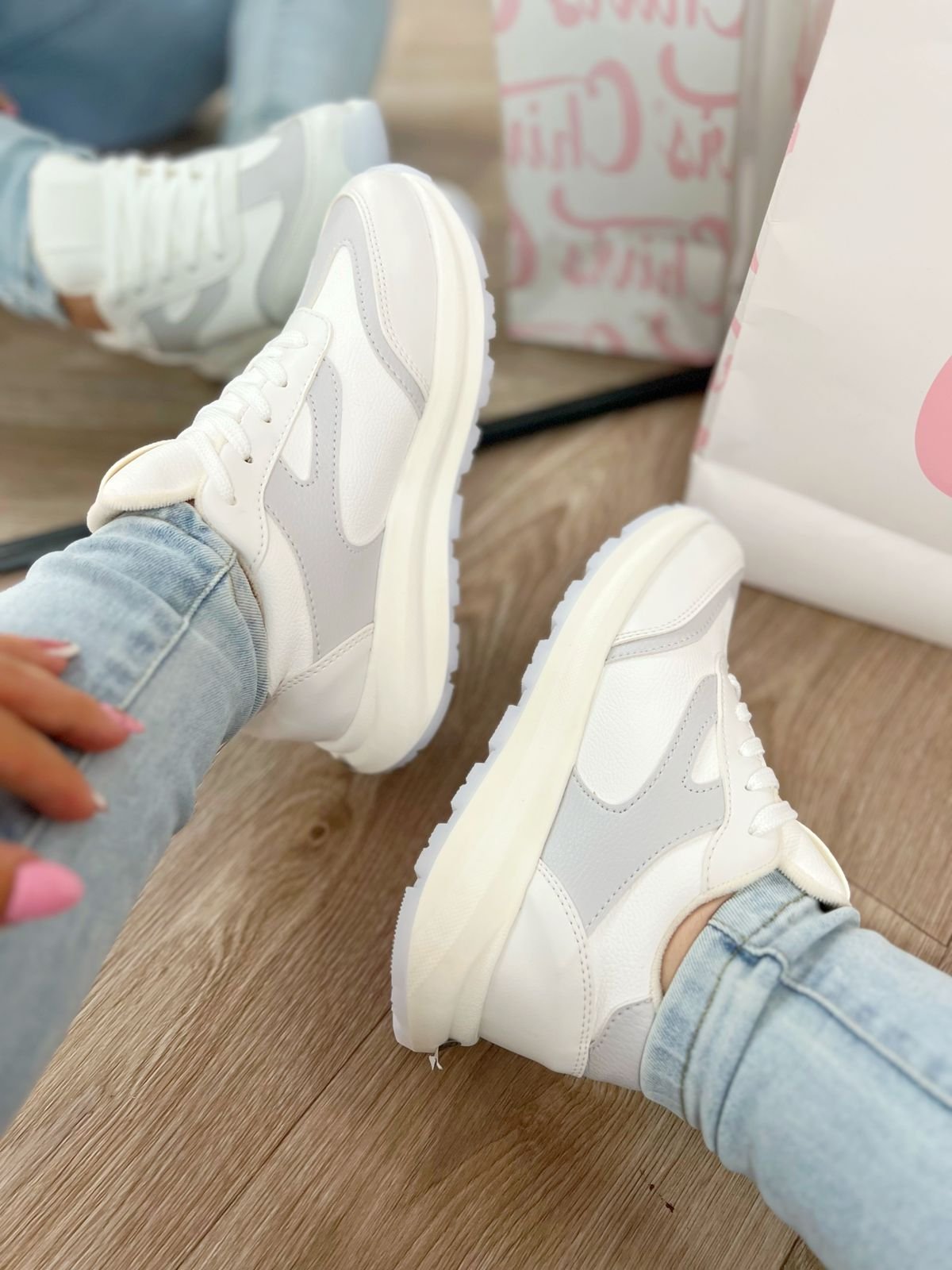 Tenis Amalia blancos con detalles gris claro, estilo sport elegante, cómodos y versátiles, elaborados en material sintético.