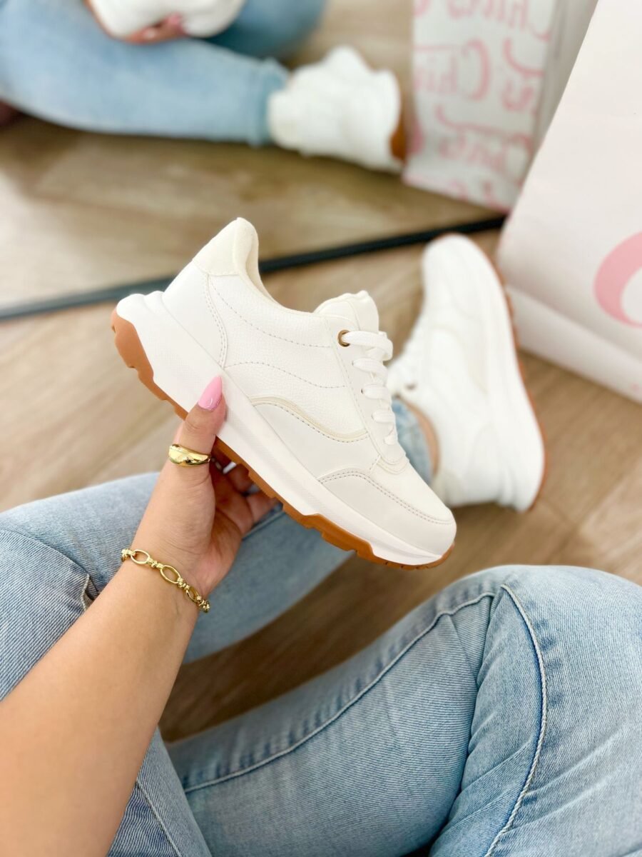 Tenis Bruna blancos con detalles beige, estilo sport elegante. Combinables, cómodos y con horma nacional. Tallas 35 a 39.