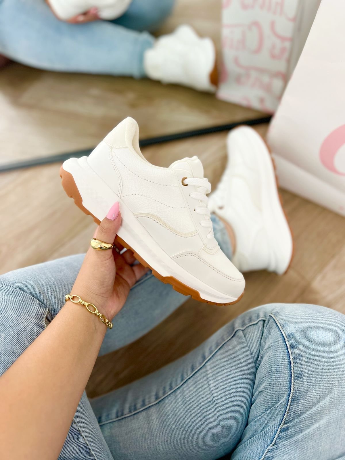 Tenis Bruna blancos con detalles beige, estilo sport elegante. Combinables, cómodos y con horma nacional. Tallas 35 a 39.