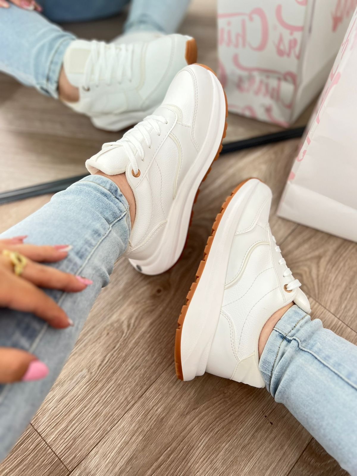 Tenis Bruna blancos con detalles beige, estilo sport elegante. Combinables, cómodos y con horma nacional. Tallas 35 a 39.