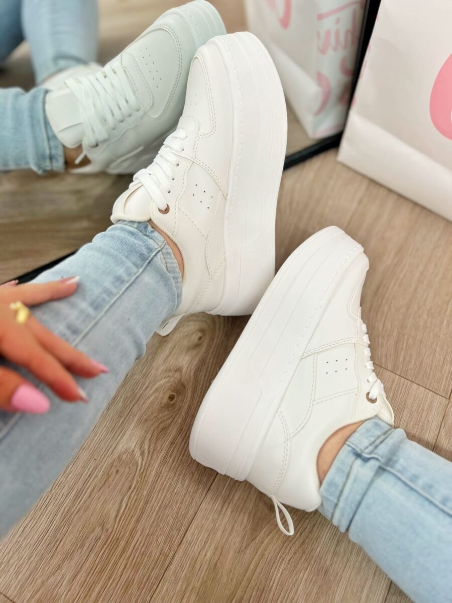 Tenis Capri blanco de plataforma, elaborados en material sintético. Estilo versátil para looks casuales o más presentados. Tallas 35 a 39.