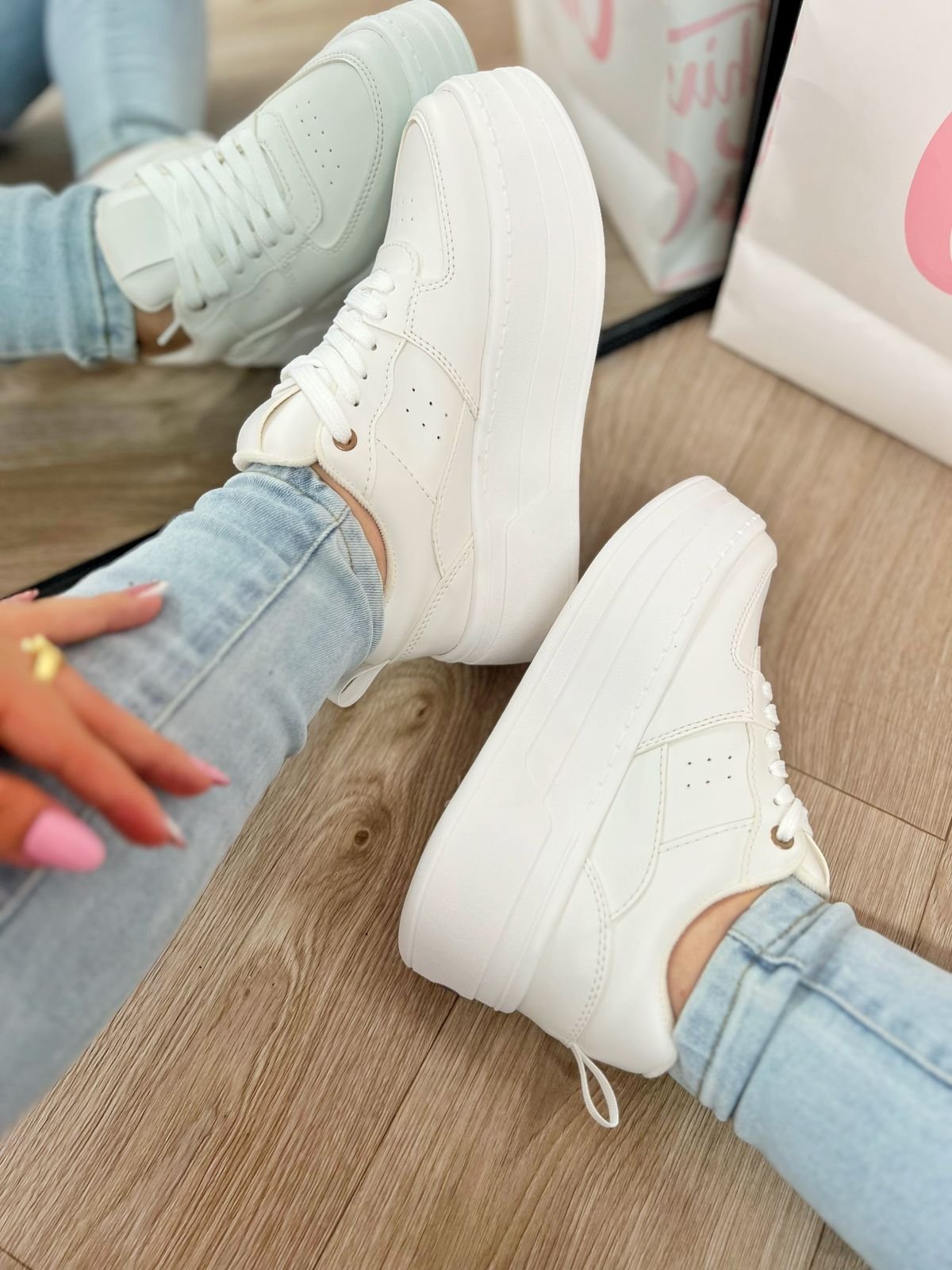 Tenis Capri blanco de plataforma, elaborados en material sintético. Estilo versátil para looks casuales o más presentados. Tallas 35 a 39.