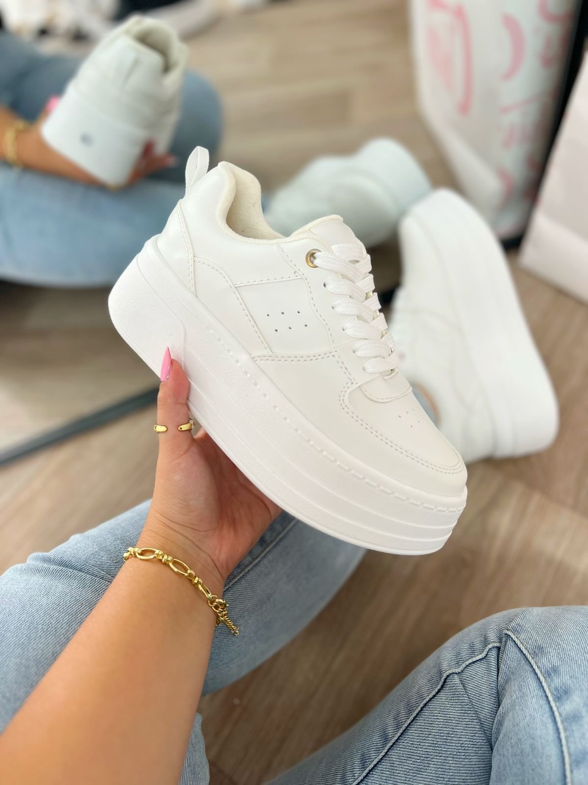 Tenis Capri blanco de plataforma, elaborados en material sintético. Estilo versátil para looks casuales o más presentados. Tallas 35 a 39.