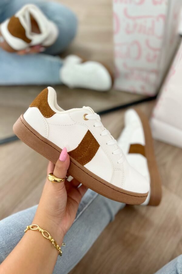 Tenis Catalina blancos con detalles en gamuza marrón y suela beige, cómodos, bajos y en tendencia nacional.