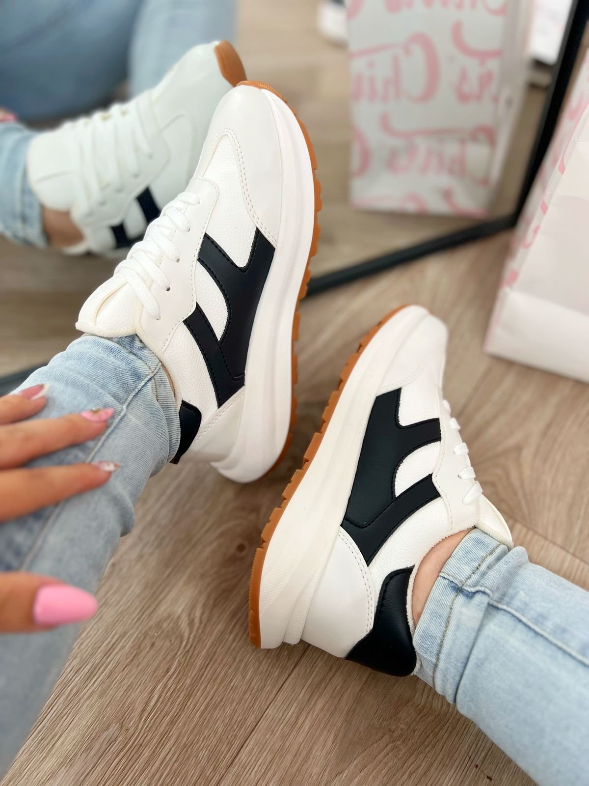 Tenis Renata blancos con detalles negros y beige, estilo urbano-deportivo. Cómodos, versátiles y con horma nacional. Tallas 35 a 39.