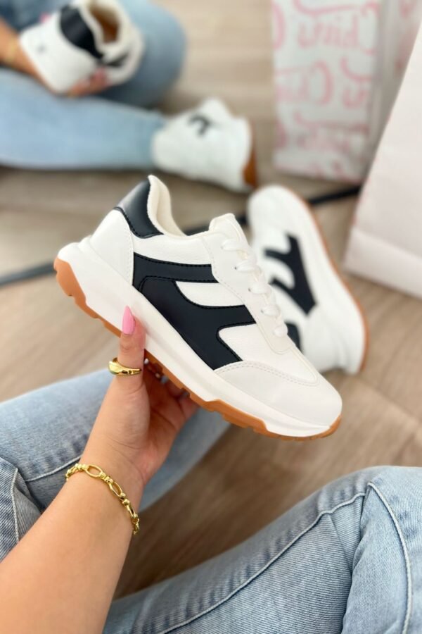 Tenis Renata blancos con detalles negros y beige, estilo urbano-deportivo. Cómodos, versátiles y con horma nacional. Tallas 35 a 39.