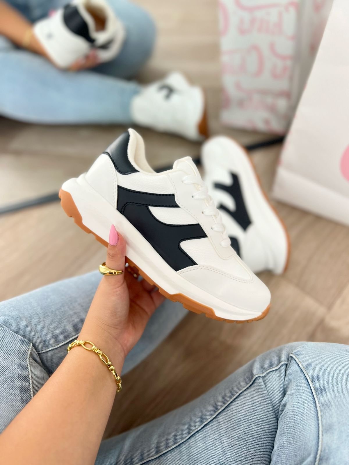 Tenis Renata blancos con detalles negros y beige, estilo urbano-deportivo. Cómodos, versátiles y con horma nacional. Tallas 35 a 39.