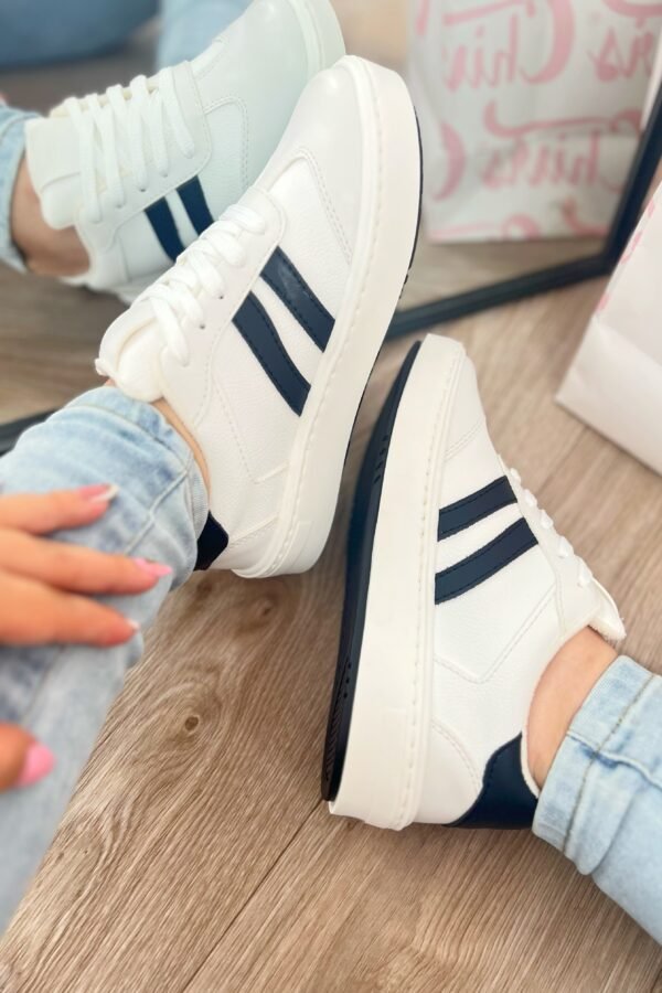 Tenis Santa blancos con líneas negro y punta en gamuza, estilo versátil y cómodo.