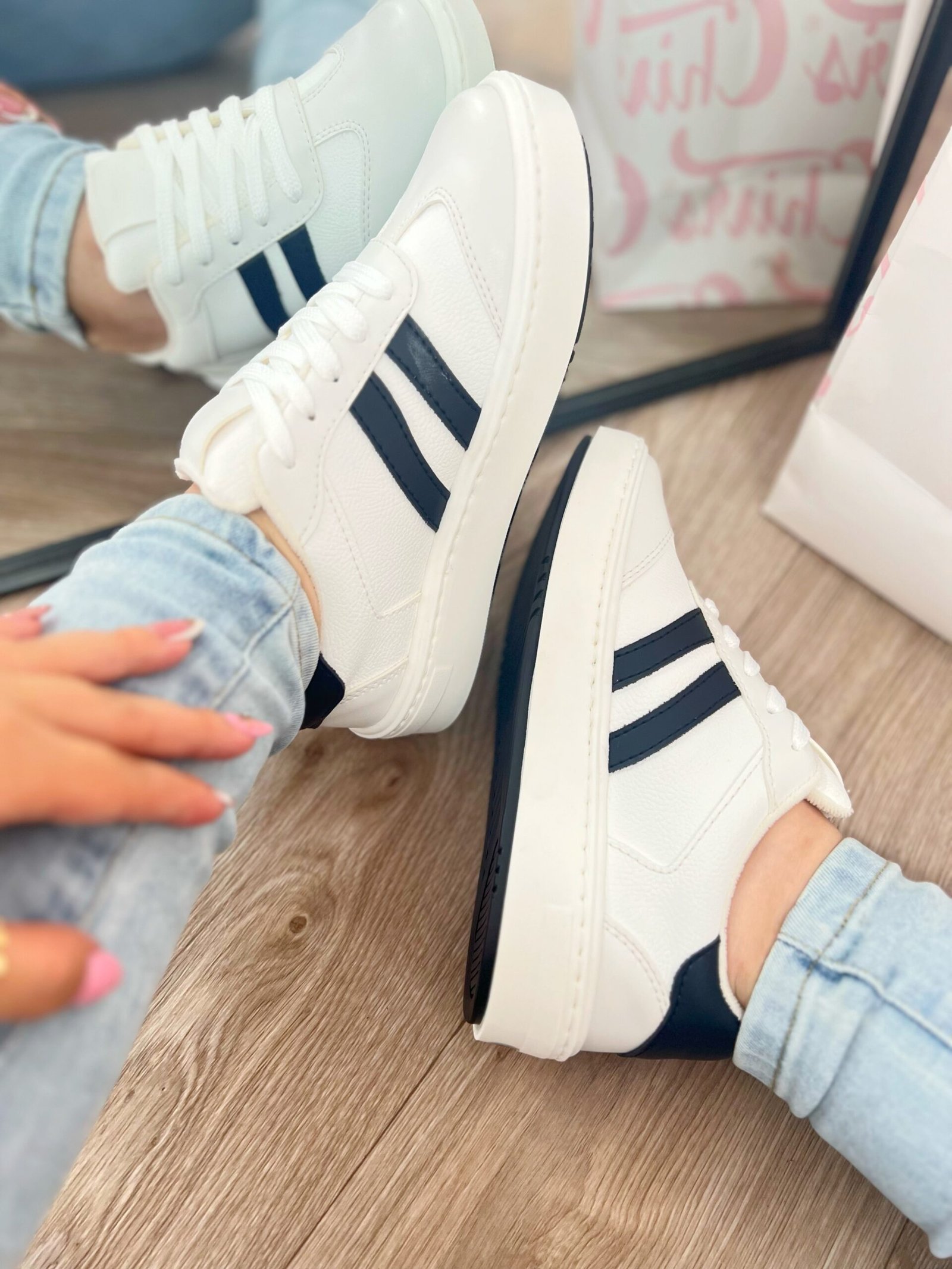 Tenis Santa blancos con líneas negro y punta en gamuza, estilo versátil y cómodo.