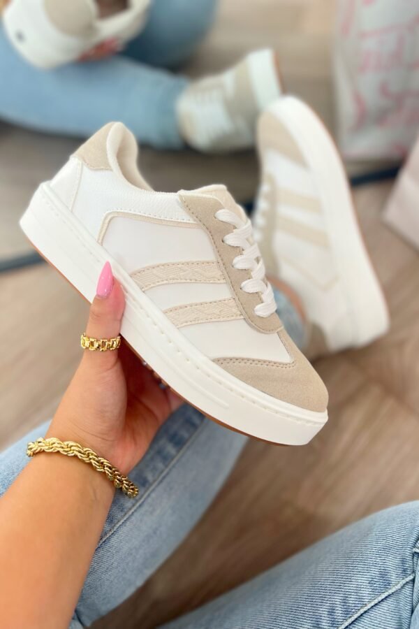 Tenis Santa Nude en tono blanco talco con detalles nude en acabado charolado y líneas en relieve, estilo versátil y moderno.